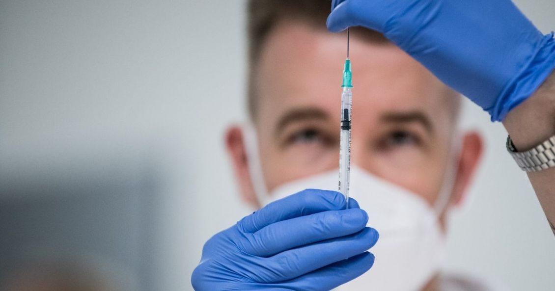 Zdravotníci jsou málo očkovaní. ‚Nemocnice je riziková,‘ varuje Smejkal. Pazdiora: Za data jsme rádi
